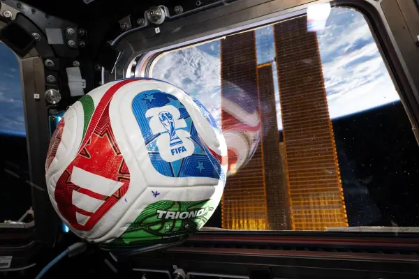 La NASA envía el balón del Mundial de Fútbol al espacio