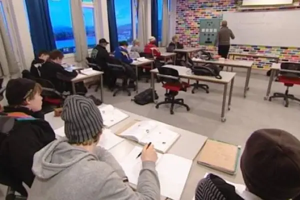 El objetivo es priorizar los métodos tradicionales de aprendizaje y salvaguardar el desarrollo cognitivo de los escolares. ,Foto: Agencias