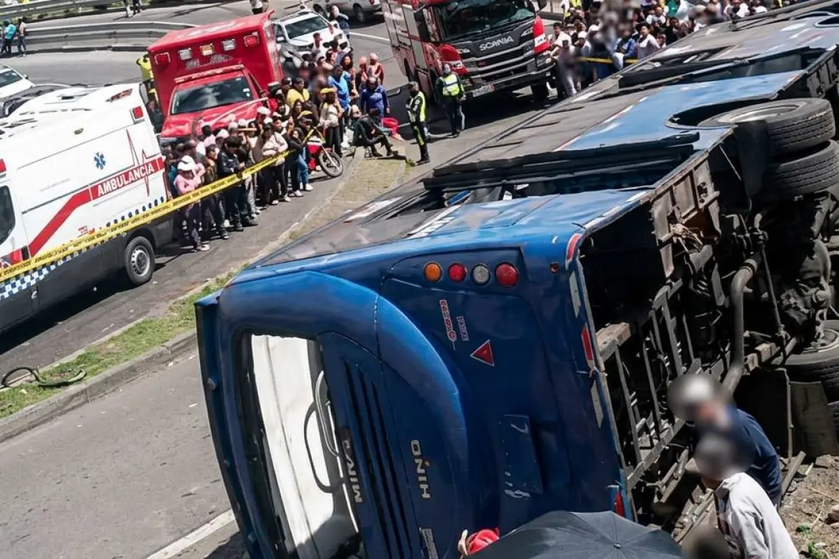 En el accidente de tránsito ocurrido en Quito perdió la vida un bebé y otras personas resultaron heridas., Bomberos Quito
