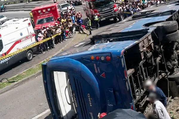 En el accidente de tránsito ocurrido en Quito perdió la vida un bebé y otras personas resultaron heridas. ,Bomberos Quito