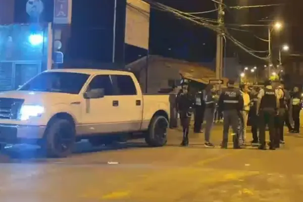 Los vecinos querían quemar la camioneta, pero dicha acciónn fue impedida por la Policía Nacional. ,Foto: Captura de pantalla