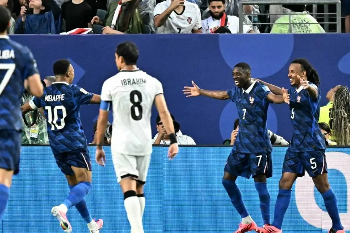 El delantero francés Ousmane Dembélé (centro) celebra el tercer gol de su equipo junto a sus compañeros, durante el partido de fútbol del Grupo I de la Copa Mundial de 2026. (Foto de Jewel SAMAD / AFP), Foto: AFP