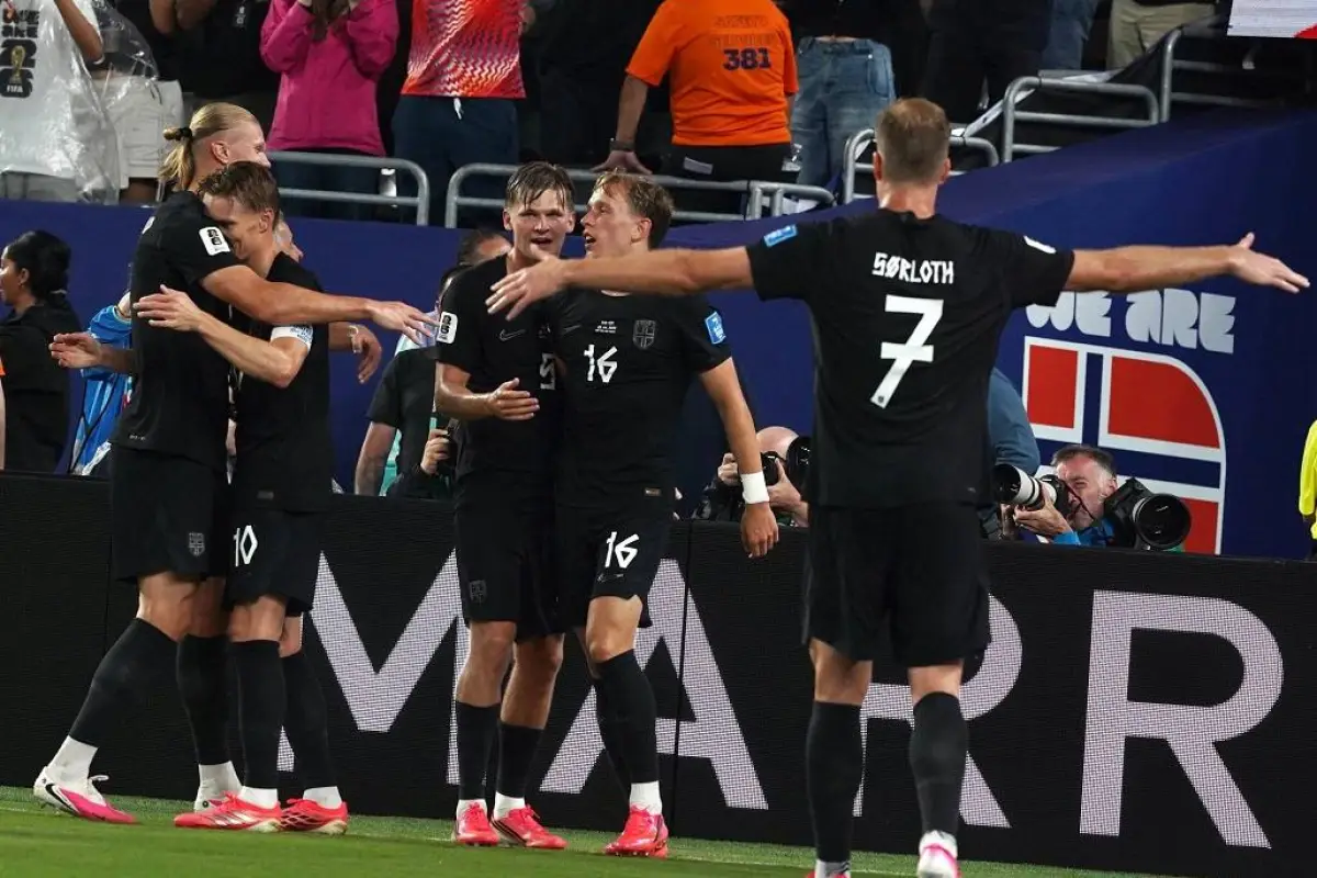 Jugadores de Noruega celebrando uno de los tres goles marcados ante Senegal y que le dieron la clasificación a 16avos., Foto: Williams Paladines / El Diario
