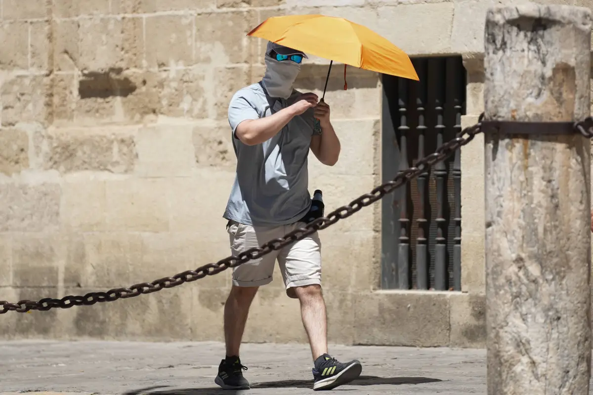 Foto de archivo que muestra a un hombre protegiéndose del sol durante una ola de calor en Europa.