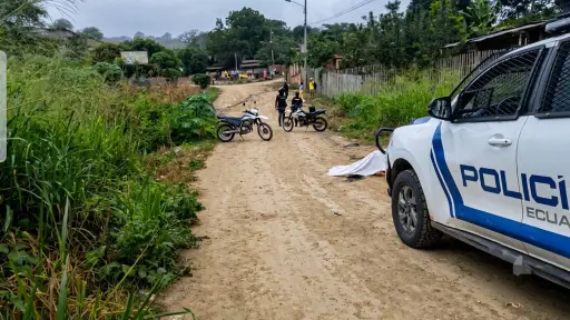 Hallan tres cuerpos con impactos de bala y un panfleto tirados en una calle de tierra del cantón Jipijapa