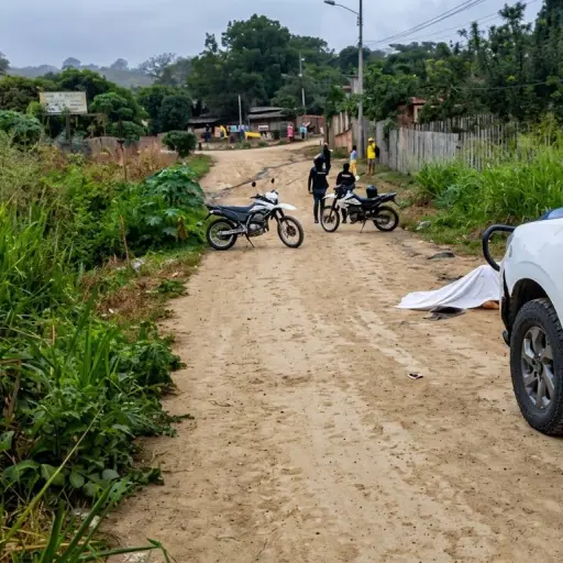 Hallan tres cuerpos con impactos de bala y un panfleto tirados en una calle de tierra del cantón Jipijapa