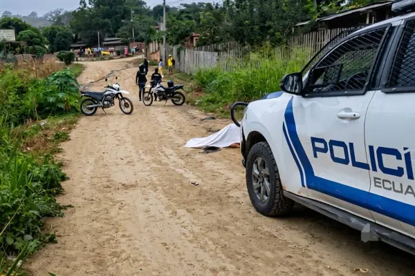 La Policía acudió al sitio del hallazgo de los tres cadáveres para encargarse de las investigaciones. ,Redes