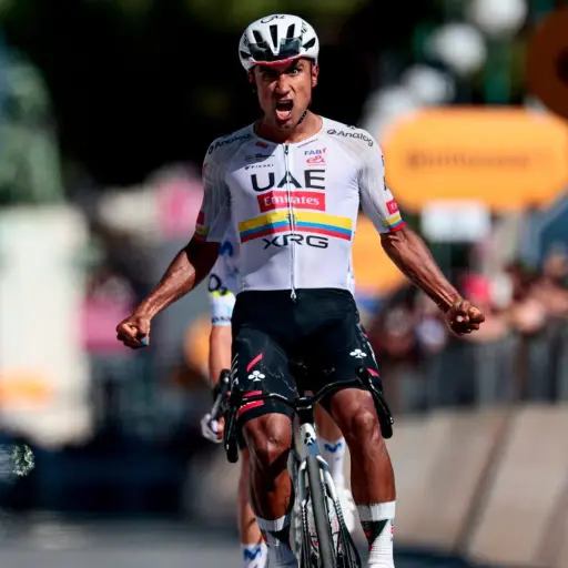 Jhonatan Narváez renueva su contrato con el UAE Team Emirates hasta la temporada 2029