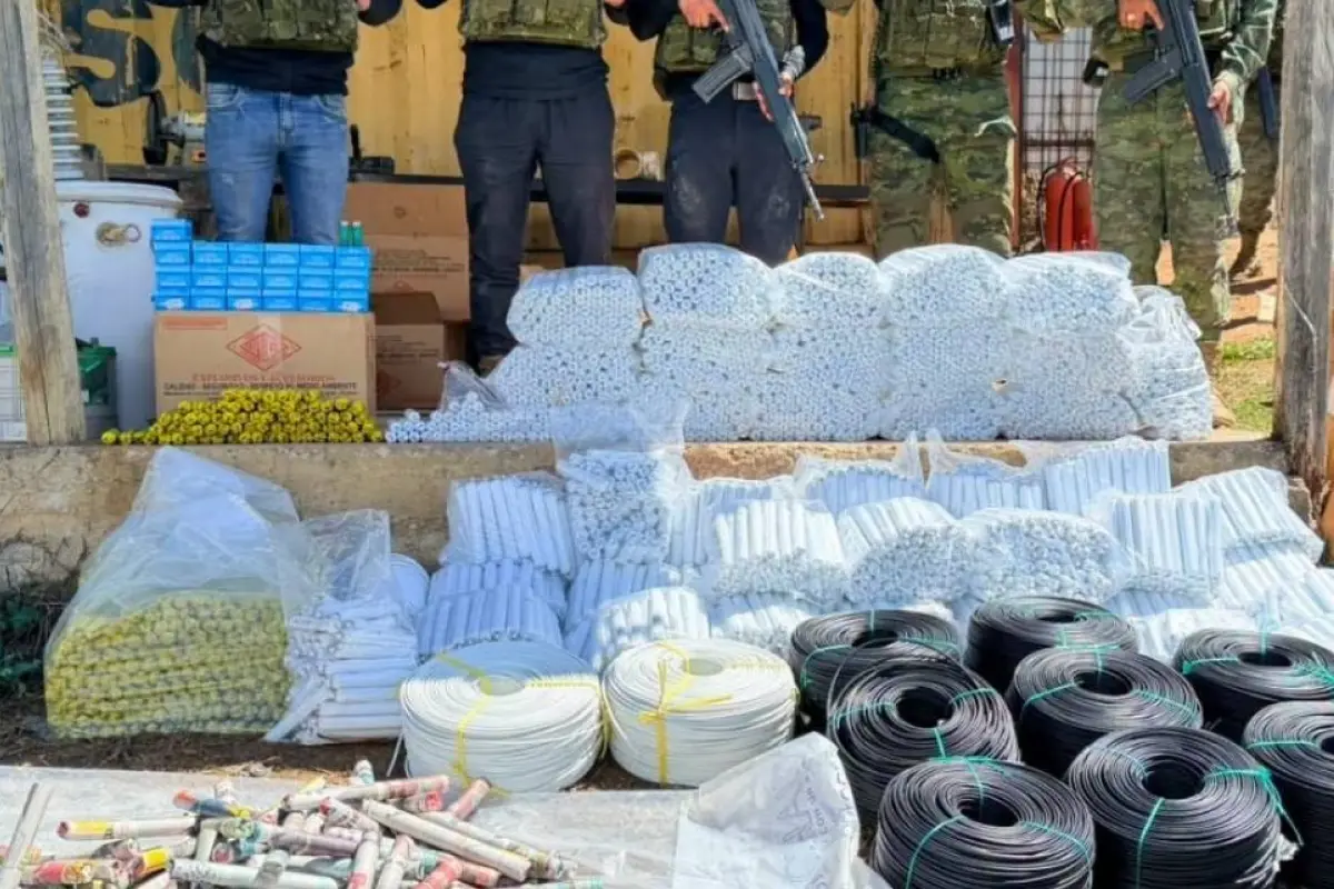 Parte de las evidencias halladas por personal del Ejército Ecuatoriano durante el operativo en la provincia de Azuay., Foto: Fuerzas Armadas