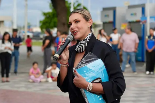 “De la mano de Dios, todo es posible”, escribe la alcaldesa de Manta, Marciana Valdivieso. ,Facebook de Marciana Valdivieso