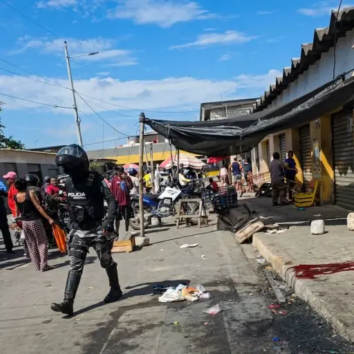 Una mujer embarazada de siete meses es asesinada a tiros en un mercado del cantón La Libertad en Santa Elena