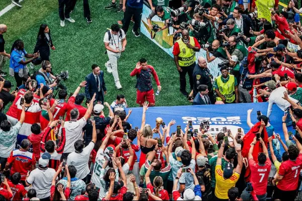 Cientos de personas se apostaron en el turno de salida de la Selección de Portugal para fotografiar a Cristiano Ronaldo. ,Foto: Redes Sociales