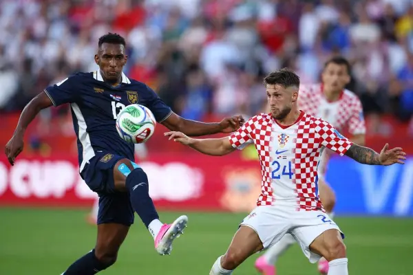 El defensa panameño Jiovany Ramos (izq) y el delantero croata Marco Pasalic luchan por el balón durante el partido entre Panamá y Croacia (Foto de Cole Burston / AFP) ,Foto: AFP