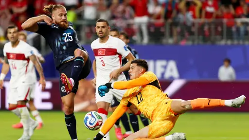 Con cuchillo entre los dientes, Paraguay defendió el 1-0 ante Turquía tras la expulsión de Almirón en el primer tiempo