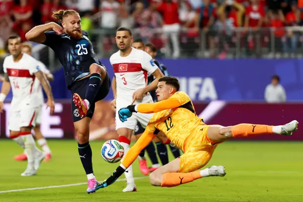 Isdro Pitta #25 y Orlando Gill #12 de Paraguay defienden un disparo durante el partido del Grupo D de la Copa Mundial de la FIFA 2026 entre Turquía y Paraguay en el Estadio del Área de la Bahía de San Francisco. ,Dean Mouhtaropoulos/Getty Images/AFP.