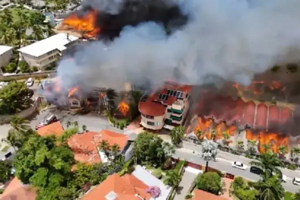 En redes sociales circulan videos que documentan la intensidad del incendio. 