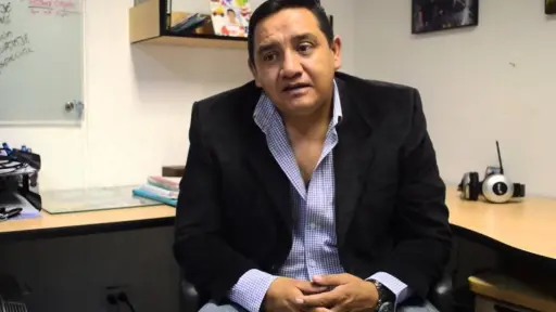 El periodista Hernán Higuera deja investigación del caso Progen tras presuntas represalias contra su familia