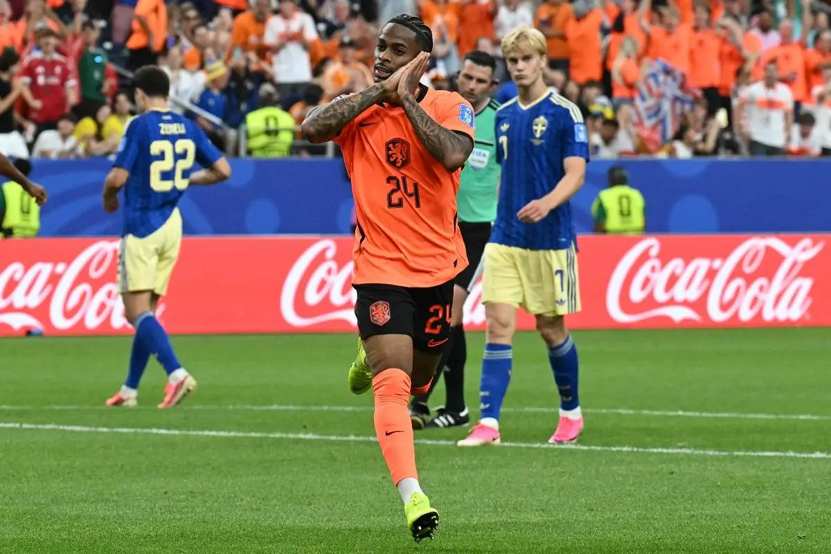 Crysencio Summerville celebra tras marcar el quinto gol para Países Bajos.