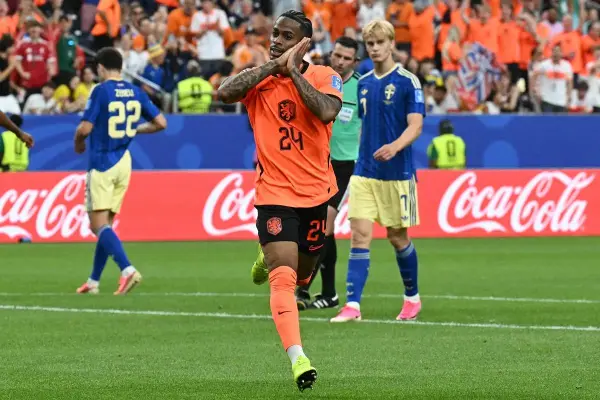 Crysencio Summerville celebra tras marcar el quinto gol para Países Bajos.