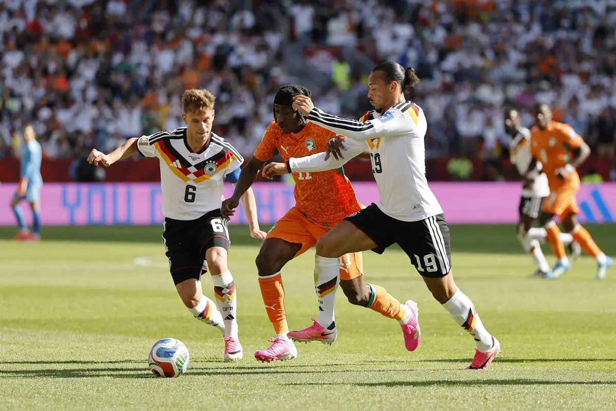 Yan Diomande, número 11 de Costa de Marfil, disputa el balón con Joshua Kimmich, número 6, y Leroy Sané, número 19, de Alemania, durante el partido del Grupo E de la Copa Mundial de la FIFA 2026.,  Michael Reaves/Getty Images/AFP.