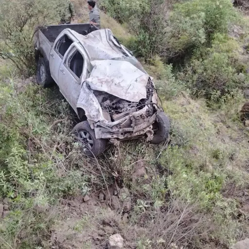 Dos heridos tras volcamiento de camioneta en el sector Cobshe, en Alausí