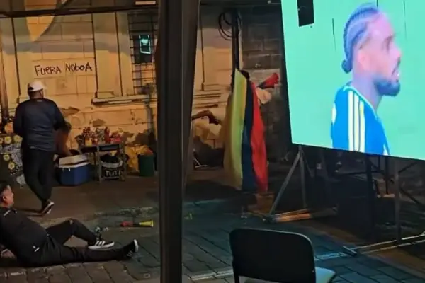 El ataque armado se dio en un lugar público, donde decenas de personas se habían concentrado para ver el partido de Ecuador.