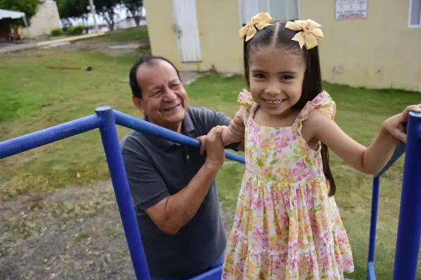  René Loor Cevallos cuida a su nieta Renata Carolina, que esta semana cumplió cinco años.