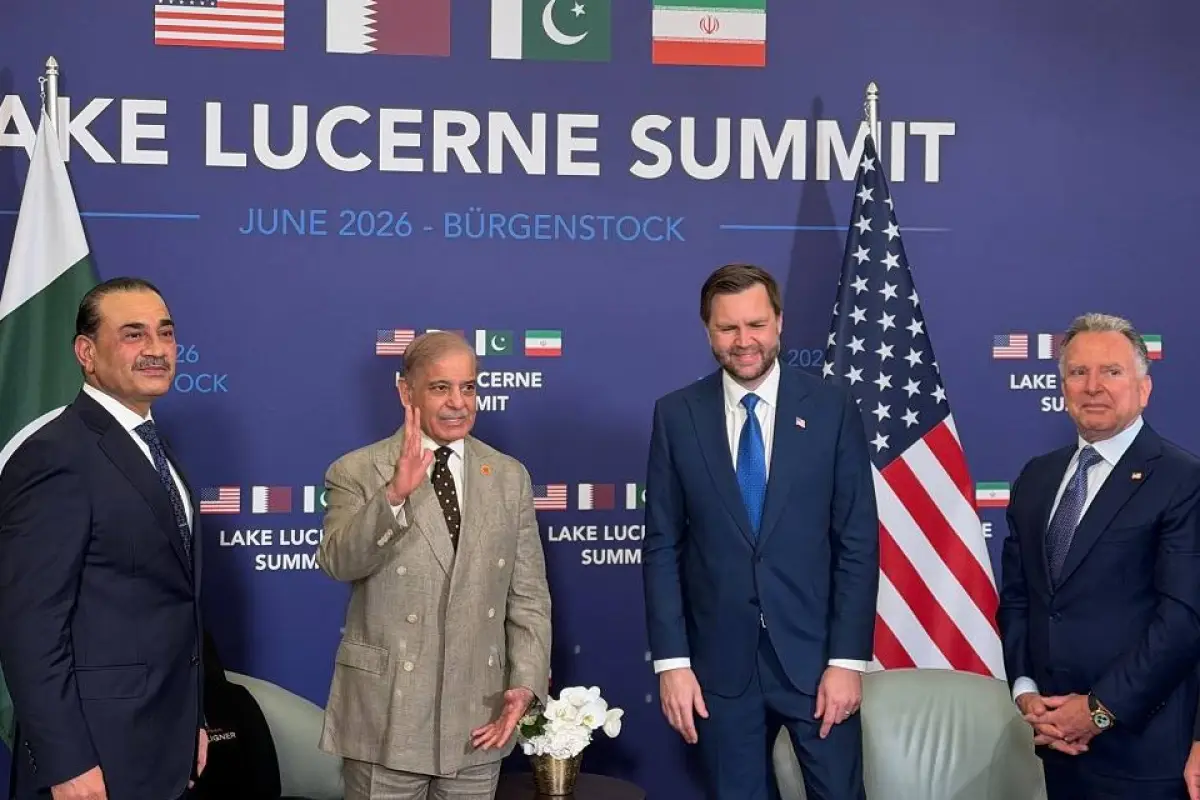 El vicepresidente de EE.UU., JD Vance; el primer ministro de Pakistán, Shehbaz Sharif; y el jefe del Estado Mayor del Ejército paquistaní, Asim Munir; comienzan la Cumbre de Lucerna. 