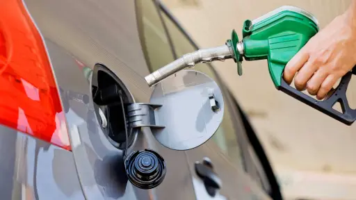 La ausencia de una nueva refinería y el aumento de los combustibles reavivan el debate sobre la política energética del país