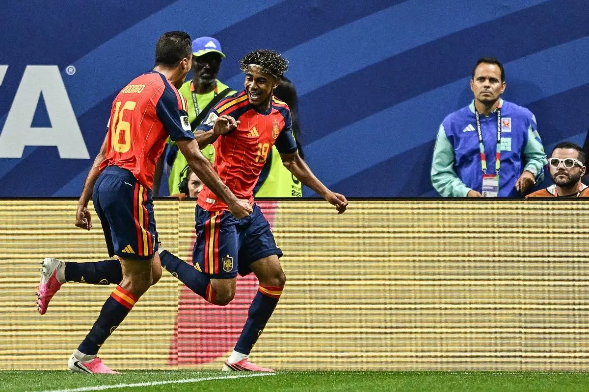 Lamine Yamal celebra el primer gol de España, siendo su primero en un Mundial. 