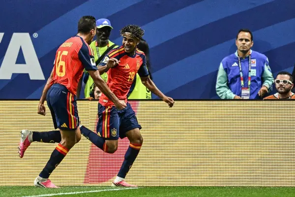 Lamine Yamal celebra el primer gol de España, siendo su primero en un Mundial. 