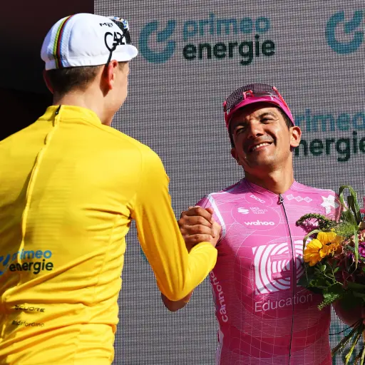 El ecuatoriano Richard Carapaz sube al podio del Tour de Suiza tras una destacada actuación
