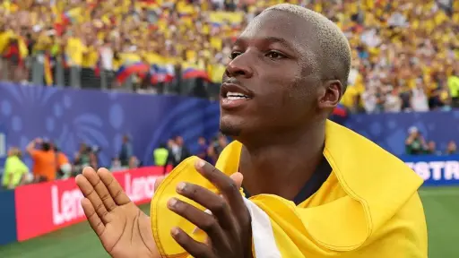 Traspaso de liderazgo en la Tri: Enner Valencia entrega la cinta de capitán a Moisés Caicedo en la concentración