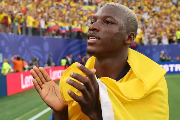 Traspaso de liderazgo en la Tri: Enner Valencia entrega la cinta de capitán a Moisés Caicedo en la concentración