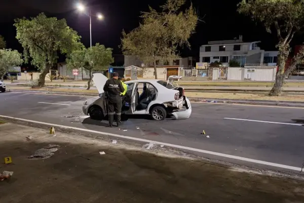 El automóvil en el que se movilizaban los presuntos integrantes del grupo delictivo permanece bajo resguardo policial para los peritajes de Criminalística, tras frustrarse el atentado en el norte de Quito.