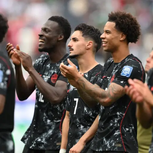 Canadá vence 1-0 a Sudáfrica con gol de Eustáquio y clasifica a octavos de final por primera vez en su historia
