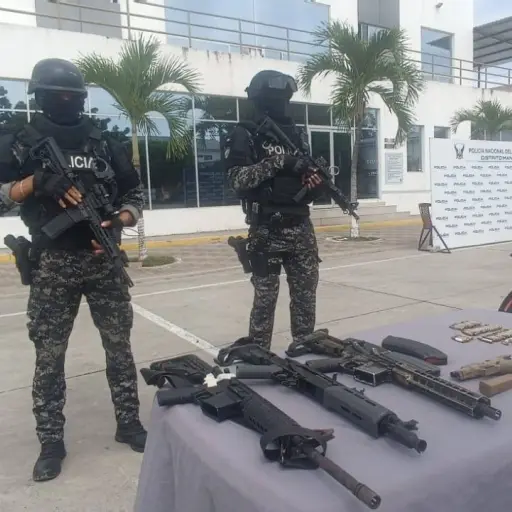 Seis aprehendidos con fusiles y una pistola durante operativo policial en Puerto Cayo de Jipijapa