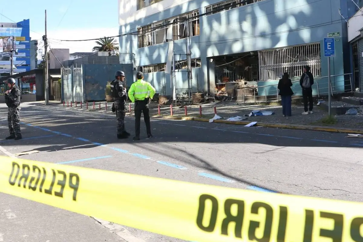 Agentes de Criminalística y expertos en explosivos llegaron al lugar de las explosiones, en elnorte de uito., Foto: Agencia API