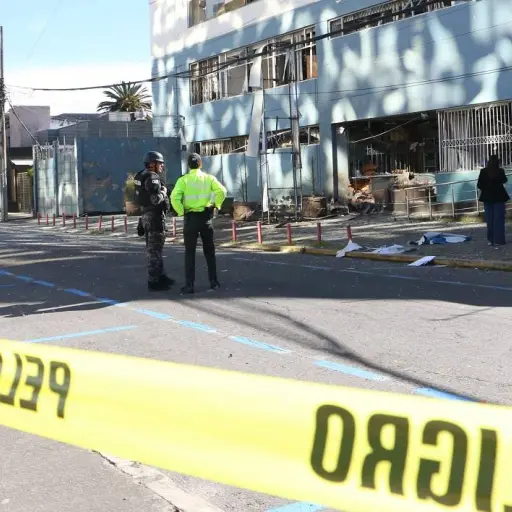 Atentado con explosivos deja un herido en instalaciones de Arcom y Ministerio de Agricultura en Quito