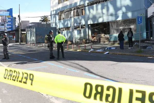 Agentes de Criminalística y expertos en explosivos llegaron al lugar de las explosiones, en elnorte de uito. ,Foto: Agencia API
