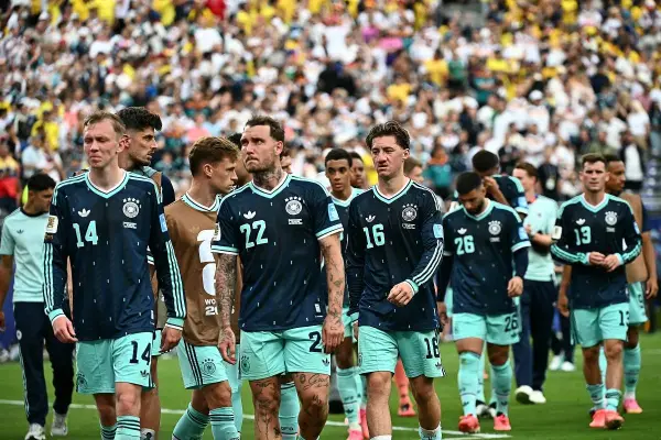 Jugadores de Alemania tras su derrota ante Ecuador.