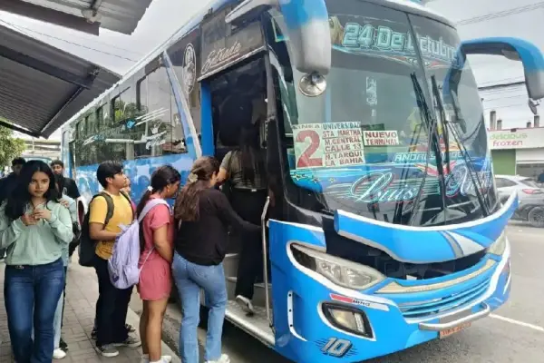 En Manta hay cinco operadoras que ofrecen el servicio de transporte urbano que llega a los límites de Montecristi y Jaramijó. ,Foto: El Diario