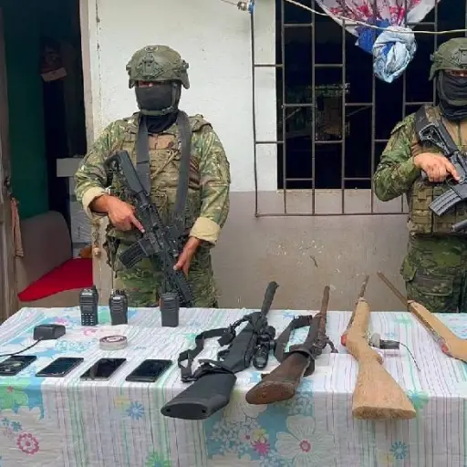 Ejército Ecuatoriano decomisa armas de fuego y equipos de comunicación en Montalvo, Los Ríos