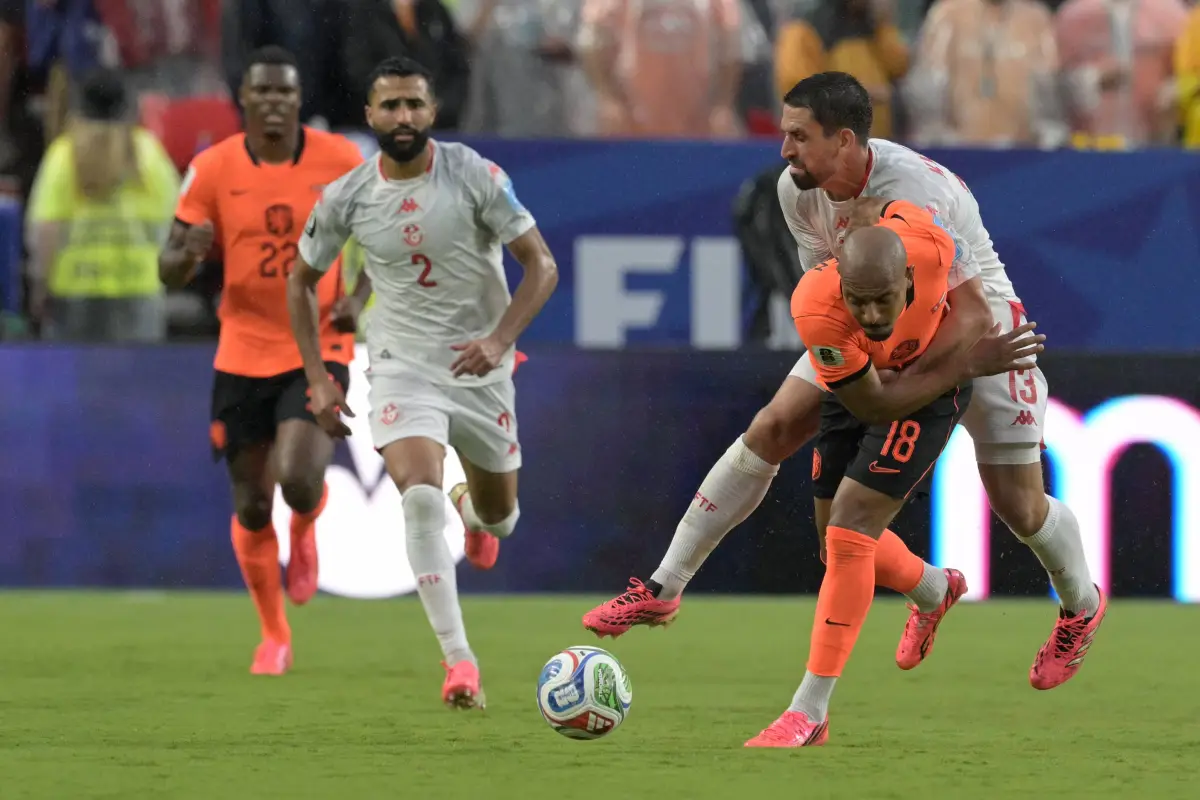 El delantero neerlandés Donyell Malen (número 18) y el centrocampista tunecino Rani Khedira (número 13) luchan por el balón durante el partido de fútbol del Grupo F del Mundial 2026 entre Túnez y los Países Bajos., Foto por JUAN MABROMATA / AFP