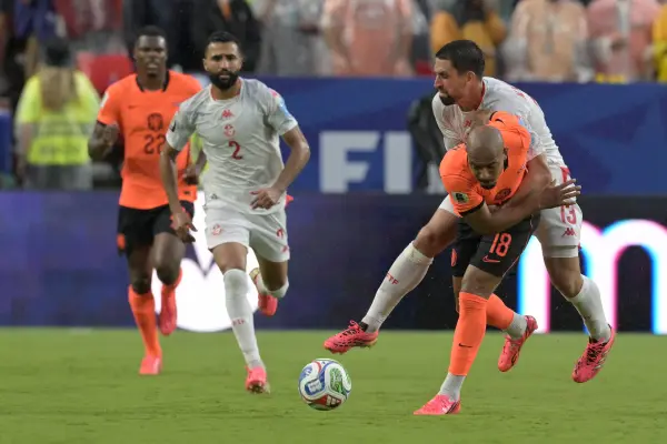 El delantero neerlandés Donyell Malen (número 18) y el centrocampista tunecino Rani Khedira (número 13) luchan por el balón durante el partido de fútbol del Grupo F del Mundial 2026 entre Túnez y los Países Bajos. ,Foto por JUAN MABROMATA / AFP