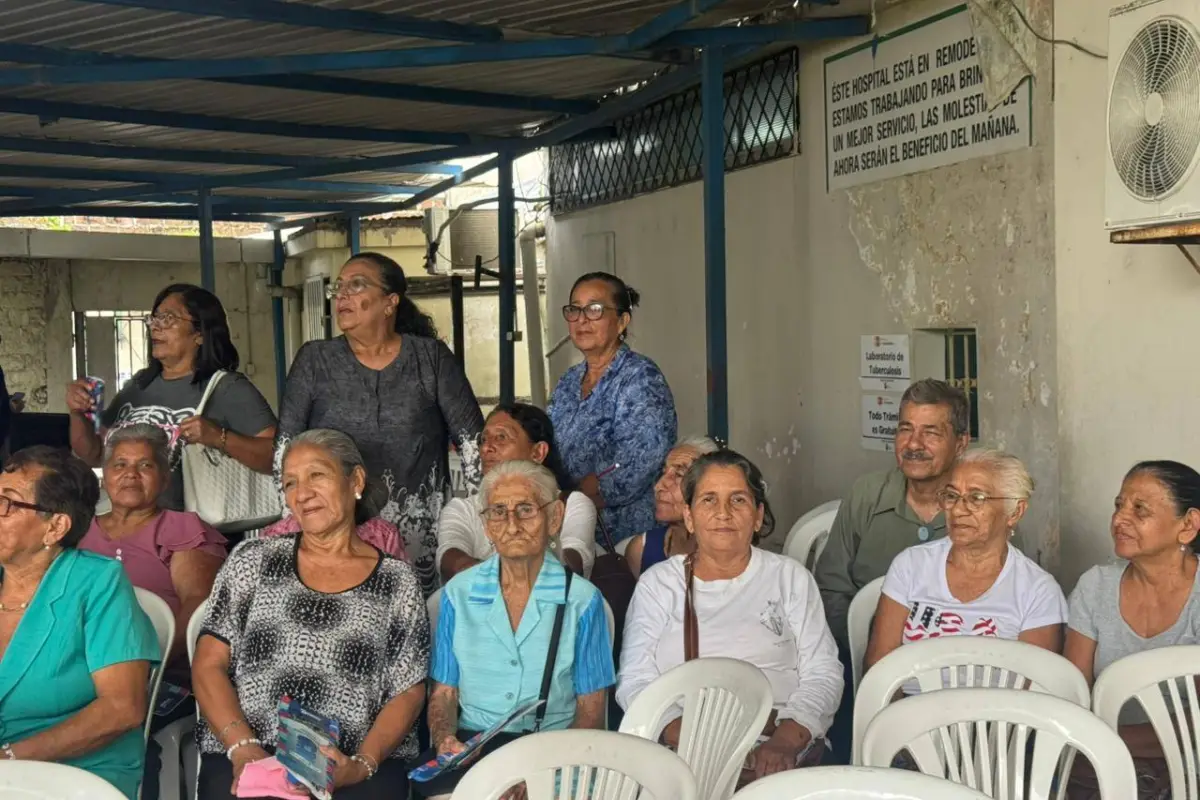 Con entusiasmo, los adultos mayores participaron en el acto simbólico que marcó el inicio de la construcción de la ludoteca geriátrica del Hospital Verdi Cevallos Balda.