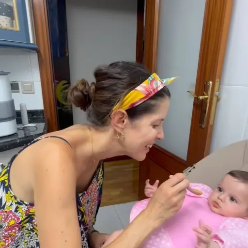 Carito Sánchez enternece las redes al mostrar la primera comida de su hija Alaia: “Nuestra comensal más exigente”