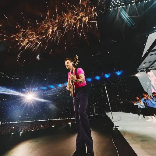 Harry Styles sufre desmayo en pleno concierto en Wembley y alarma a miles de fanáticos