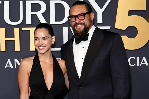 El romance entre Jason Momoa y Adria Arjona se hizo público en mayo de 2024. ,Web 