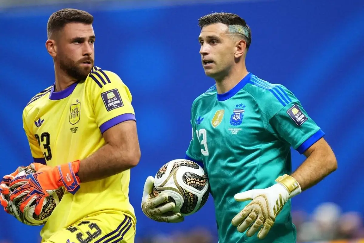 Unai Simón contra Emiliano Martínez en la final de la Copa Mundial